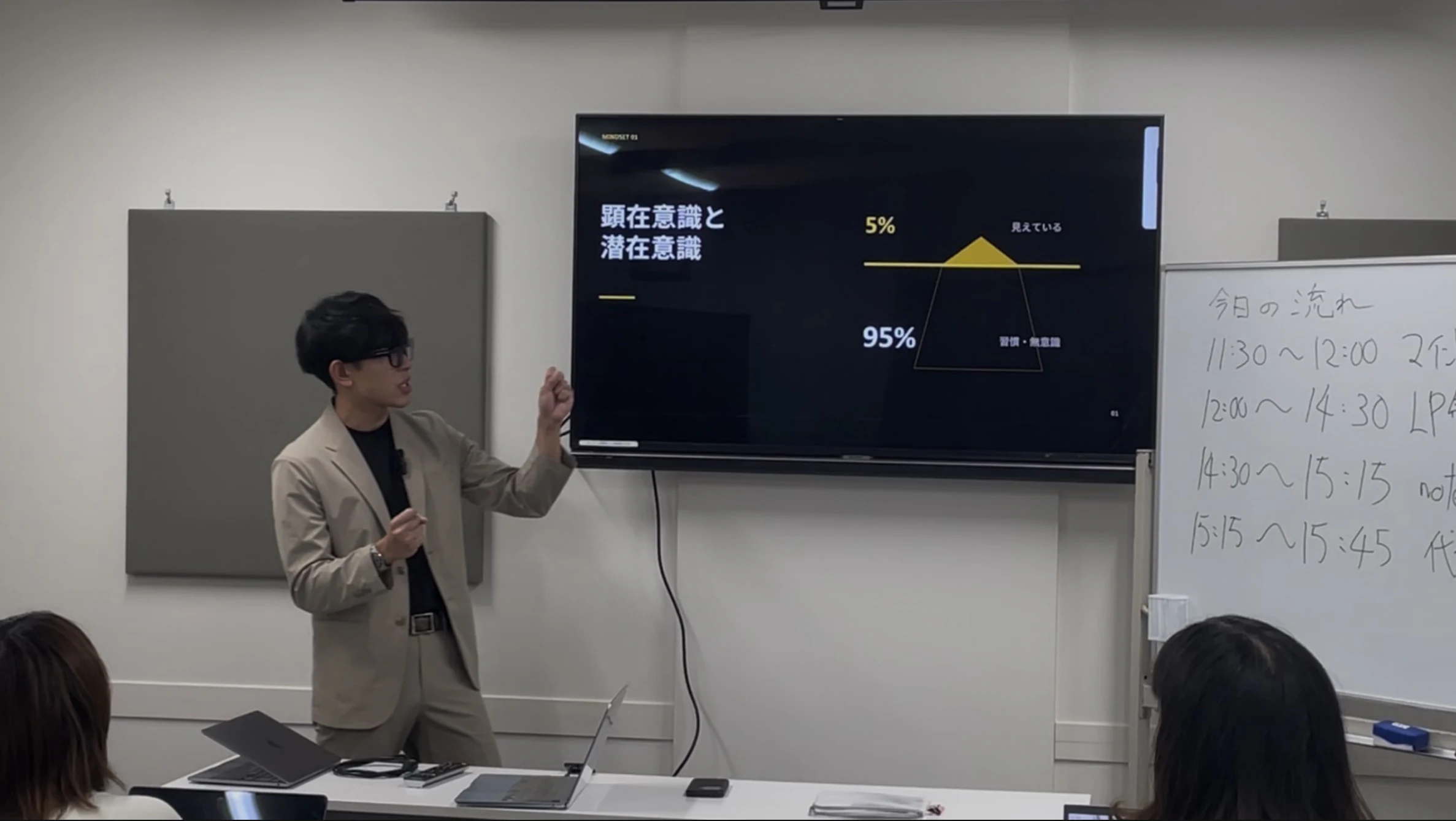 東京で開催したAI研修会で登壇する福井亮眞